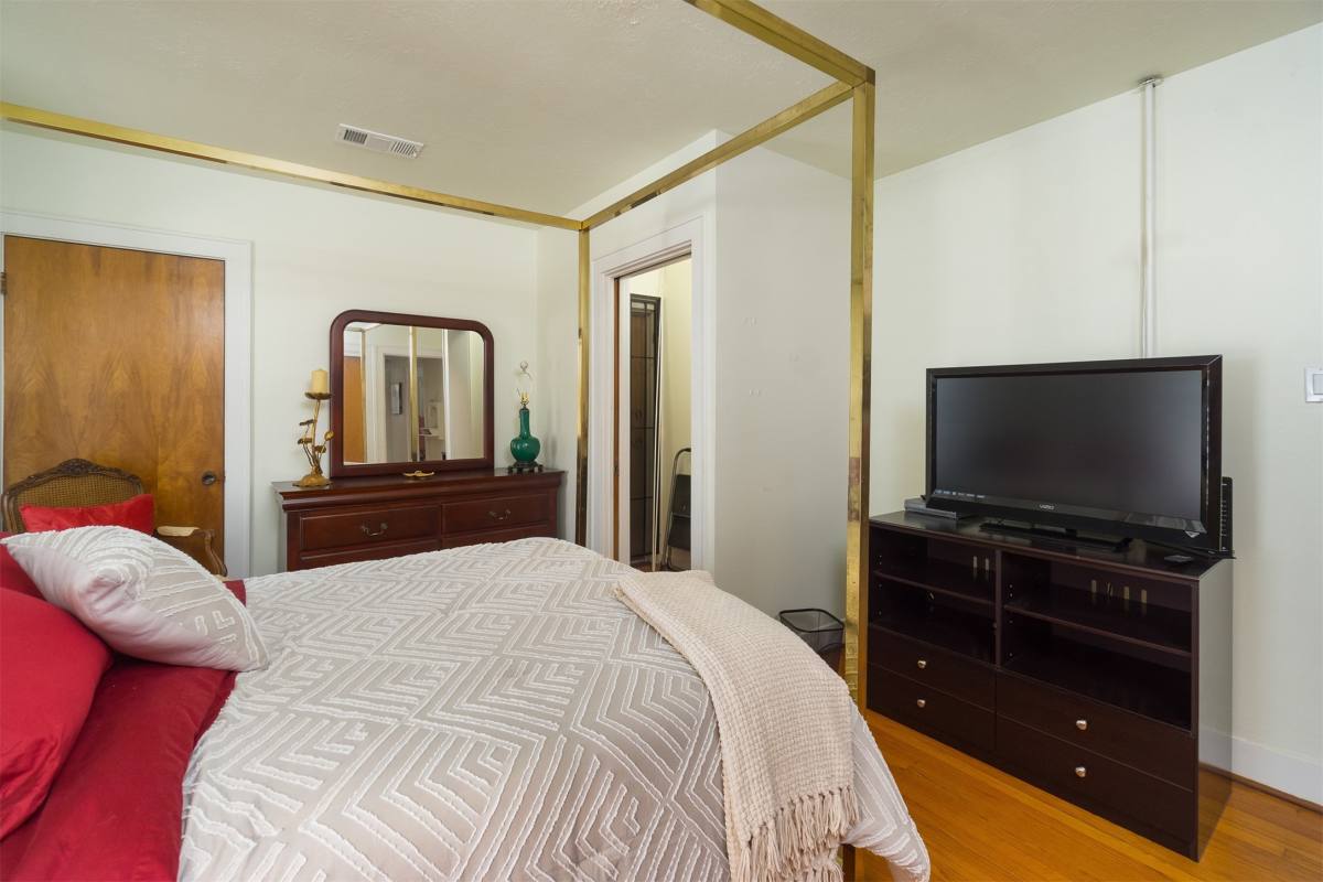 Apartment for rent at 3602 Ave Q 1 2 #3602UP, Galveston, TX 77550