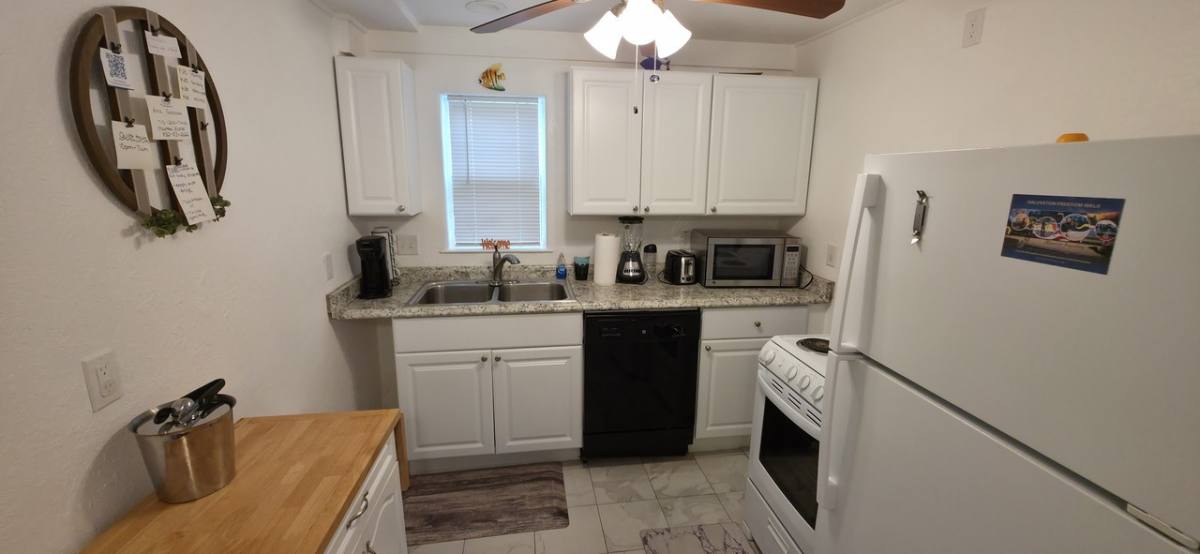 Apartment for rent at 1915 Ave O 1 2 #1915A, Galveston, TX 77550