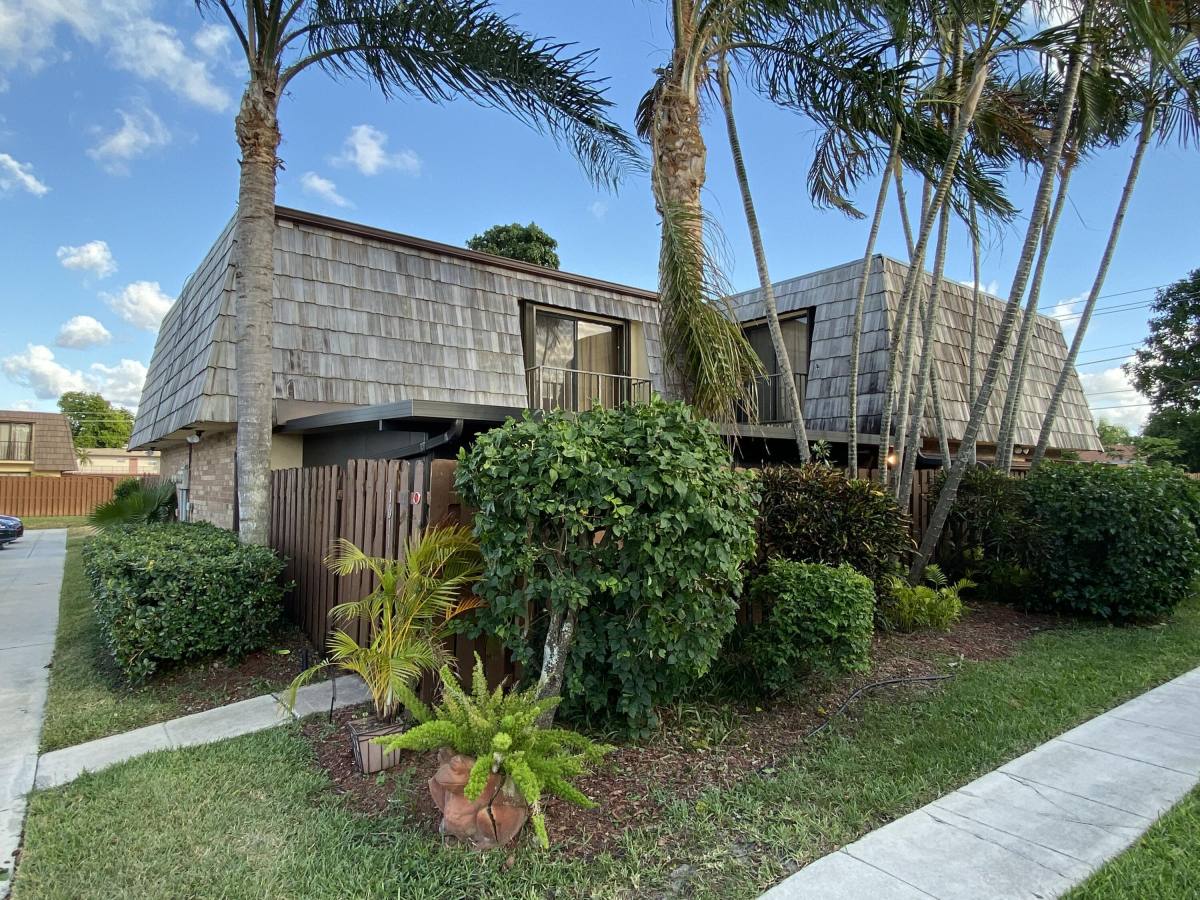 Townhouse for rent at 1011 Springdale Circle, Lake Worth, FL 33461