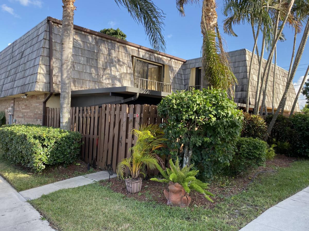 Townhouse for rent at 1011 Springdale Circle, Lake Worth, FL 33461