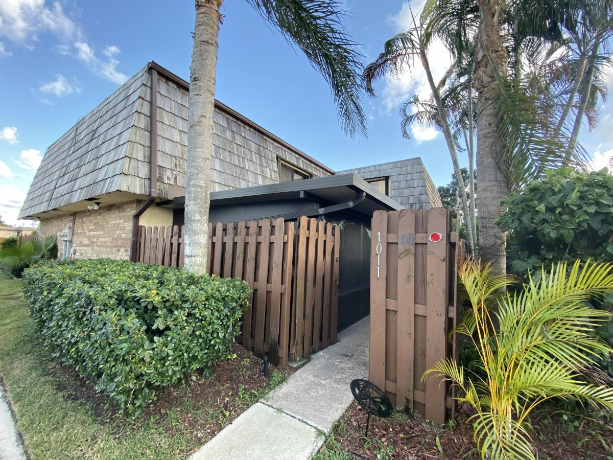 Townhouse for rent at 1011 Springdale Circle, Lake Worth, FL 33461