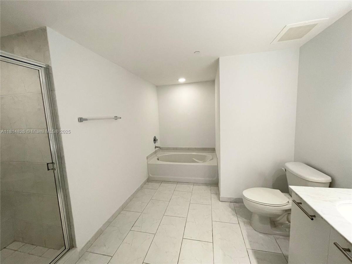 Apartment for rent at 950 Brickell Bay Dr #1907, Miami, FL 33131