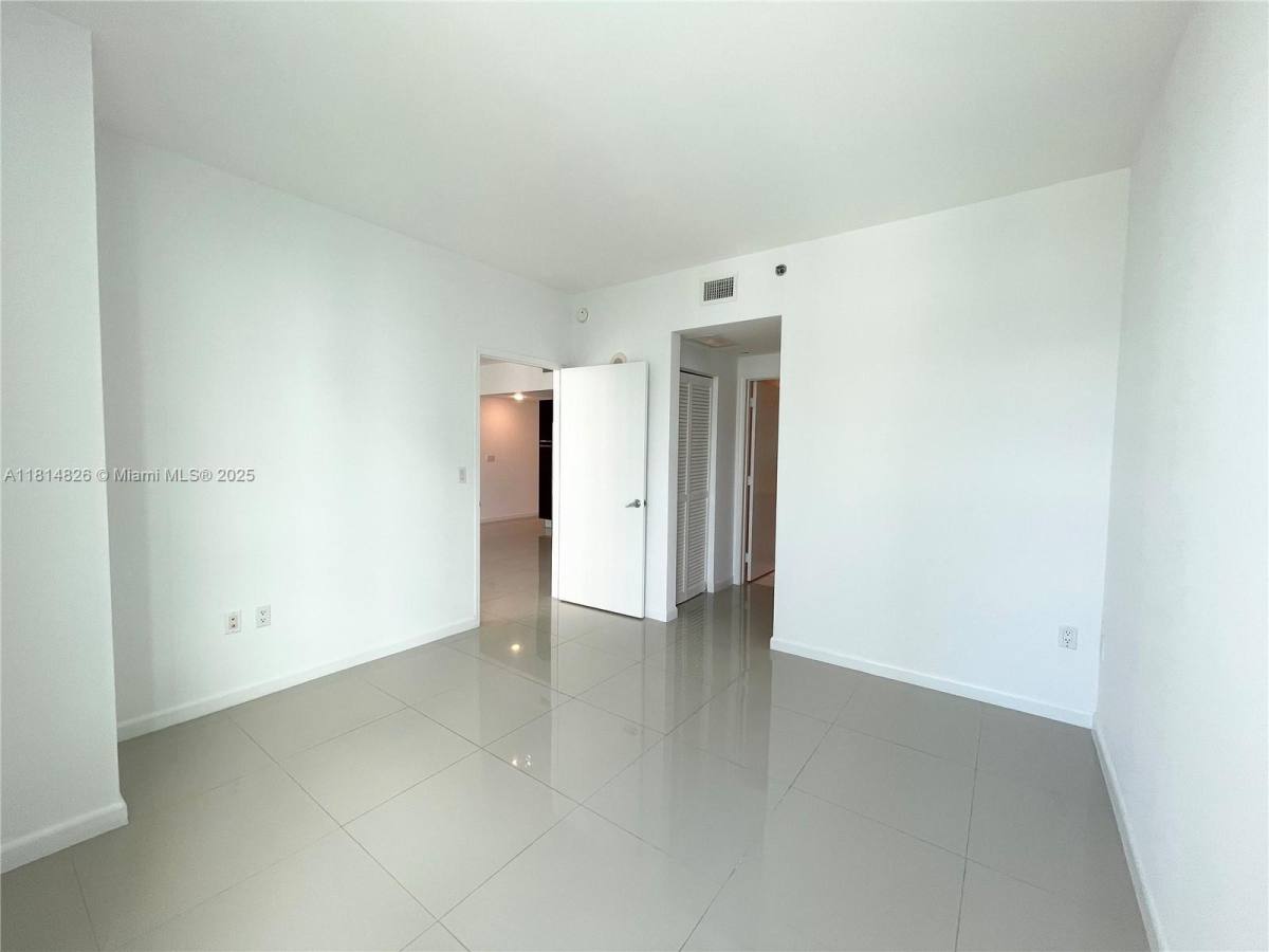 Apartment for rent at 950 Brickell Bay Dr #1907, Miami, FL 33131