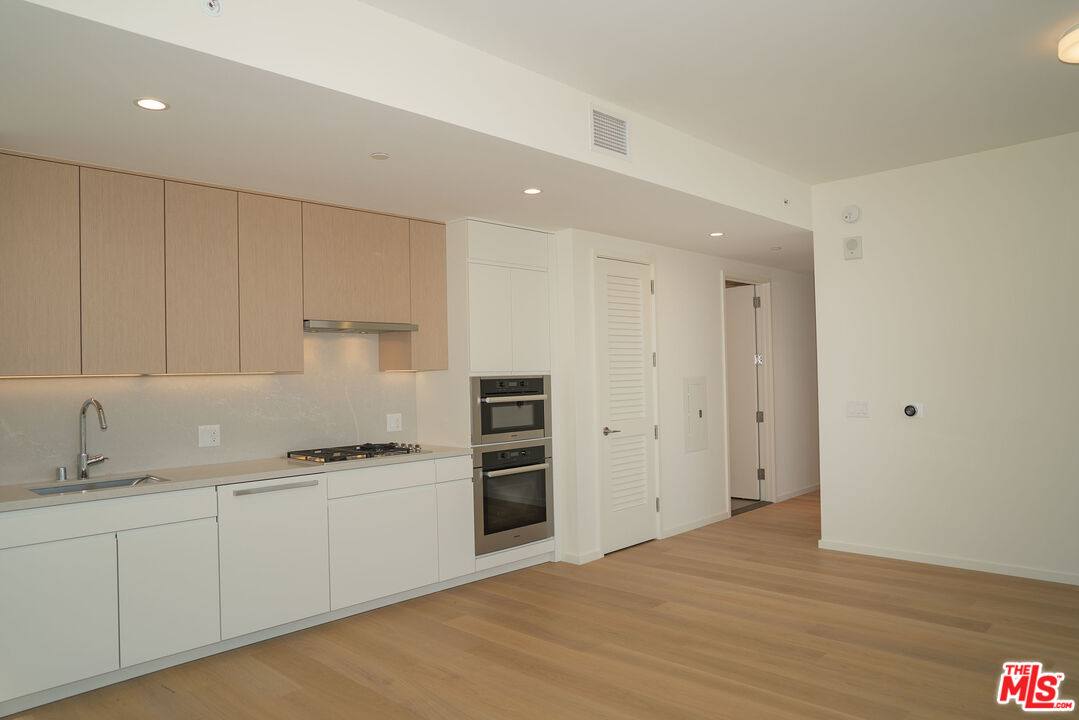 Apartment for rent at 877 Francisco St #1002, Los Angeles, CA 90017