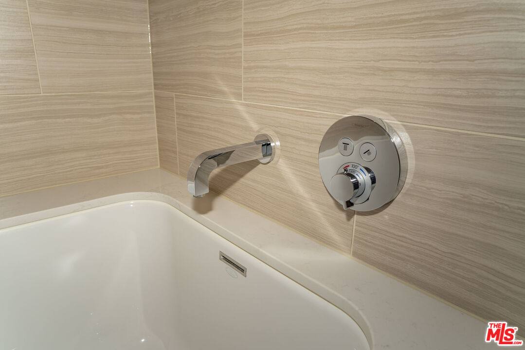 Apartment for rent at 877 Francisco St #1002, Los Angeles, CA 90017