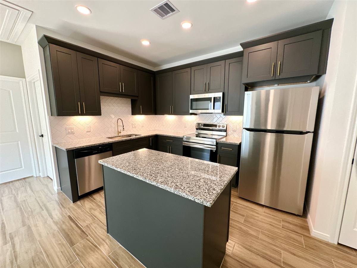 Apartment for rent at 11559 Persimmon St, Willis, TX 77318