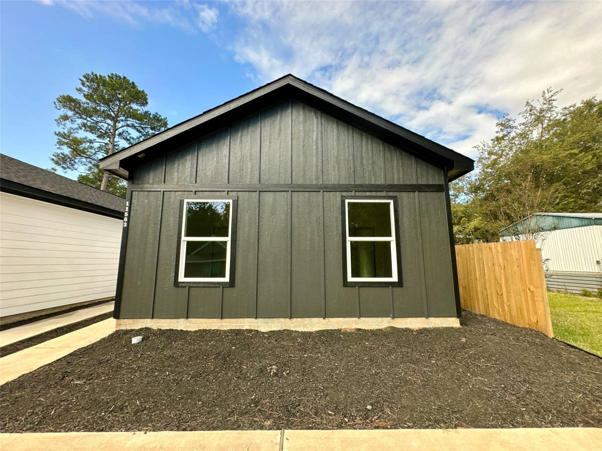 Apartment for rent at 11559 Persimmon St, Willis, TX 77318
