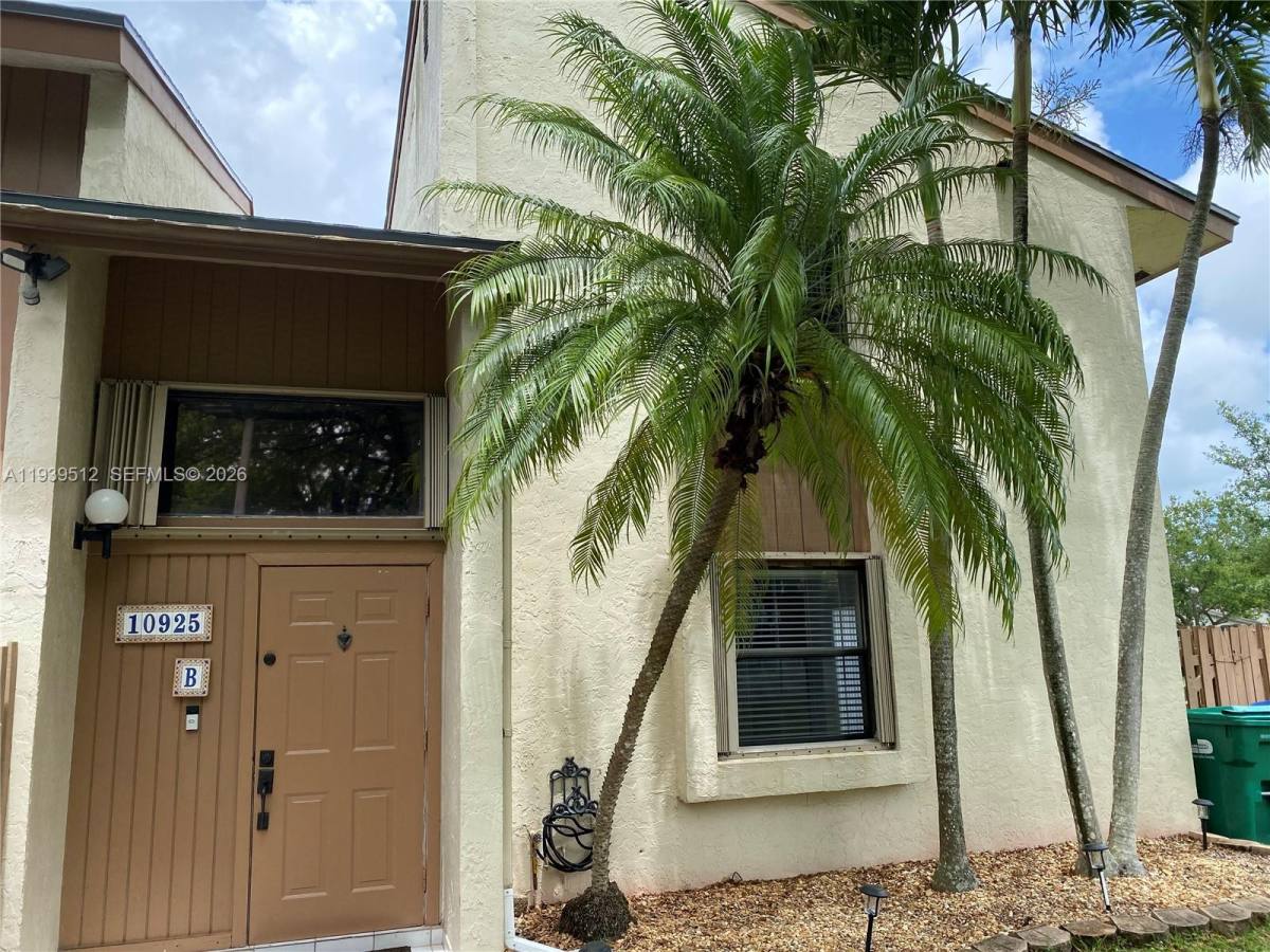 Townhouse for rent at 10925 SW 113th Place #1092572B, Miami, FL 33176