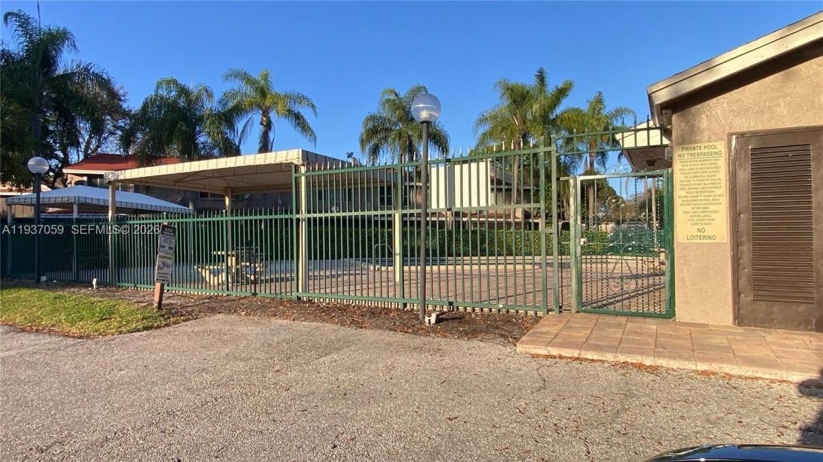 Townhouse for rent at 1177 Sussex Dr, Pompano Beach, FL 33068