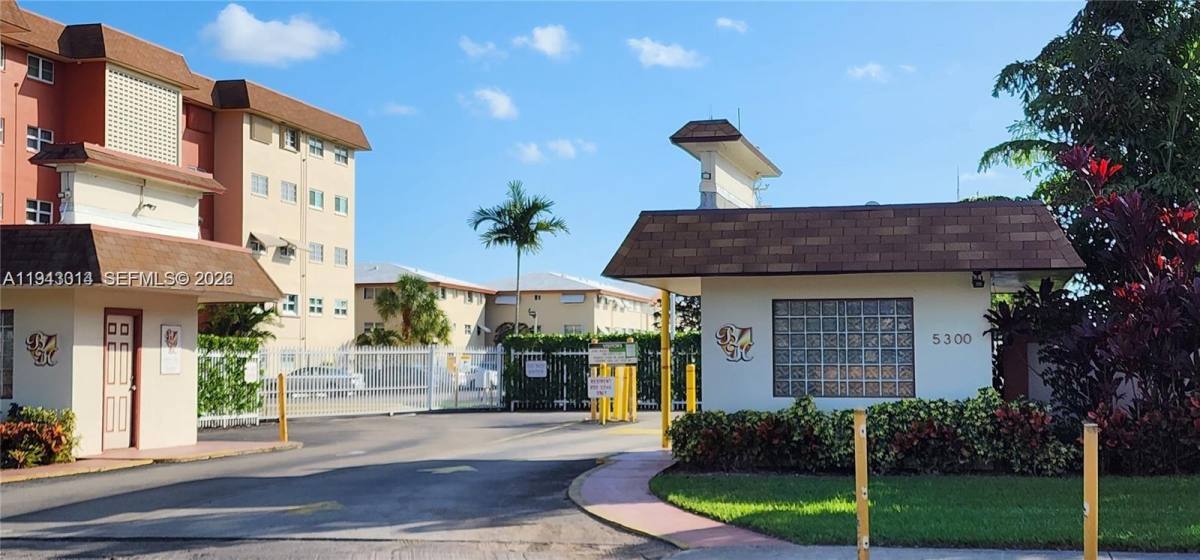 Apartment for rent at 5300 Washington St #5300P132, Hollywood, FL 33021