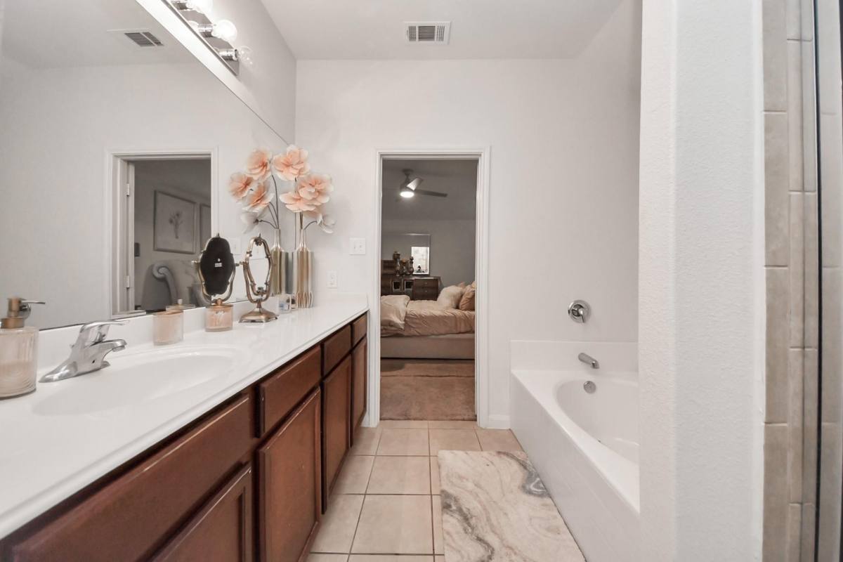 Apartment for rent at 9423 Grand Spark Dr, Rosharon, TX 77583