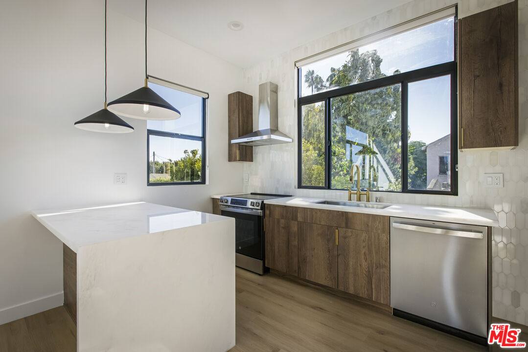 Townhouse for rent at 2651 1 2 Vineyard Ave, Los Angeles, CA 90016