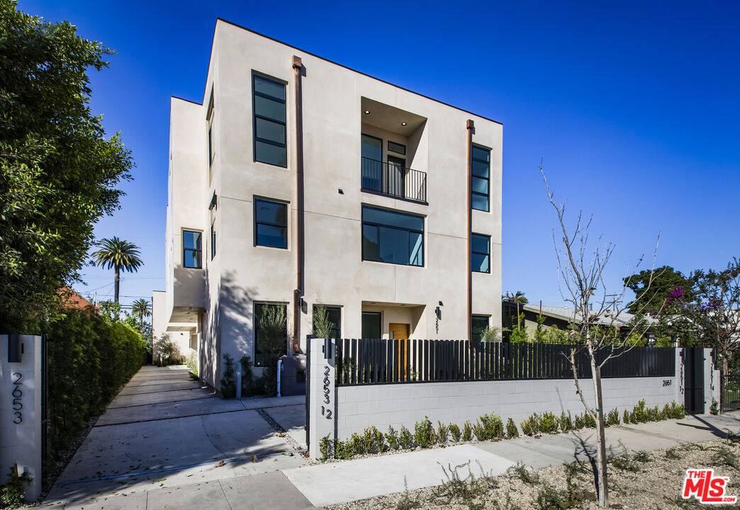 Townhouse for rent at 2651 1 2 Vineyard Ave, Los Angeles, CA 90016