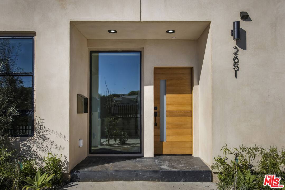 Townhouse for rent at 2651 1 2 Vineyard Ave, Los Angeles, CA 90016