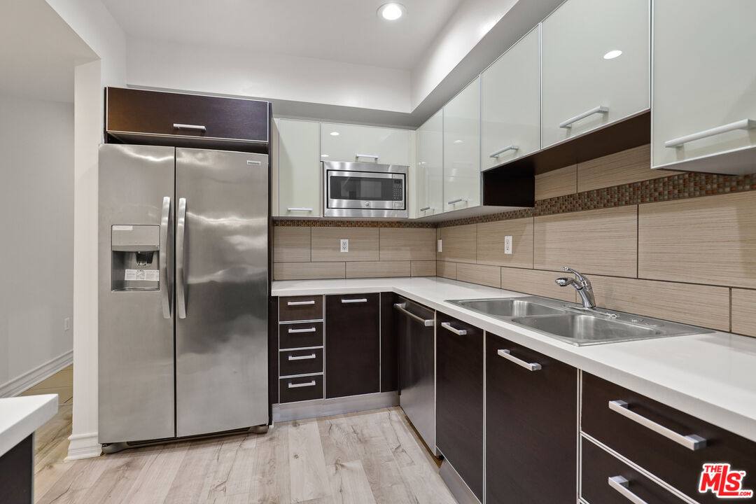 Apartment for rent at 107 S Sweetzer Ave #304, Los Angeles, CA 90048