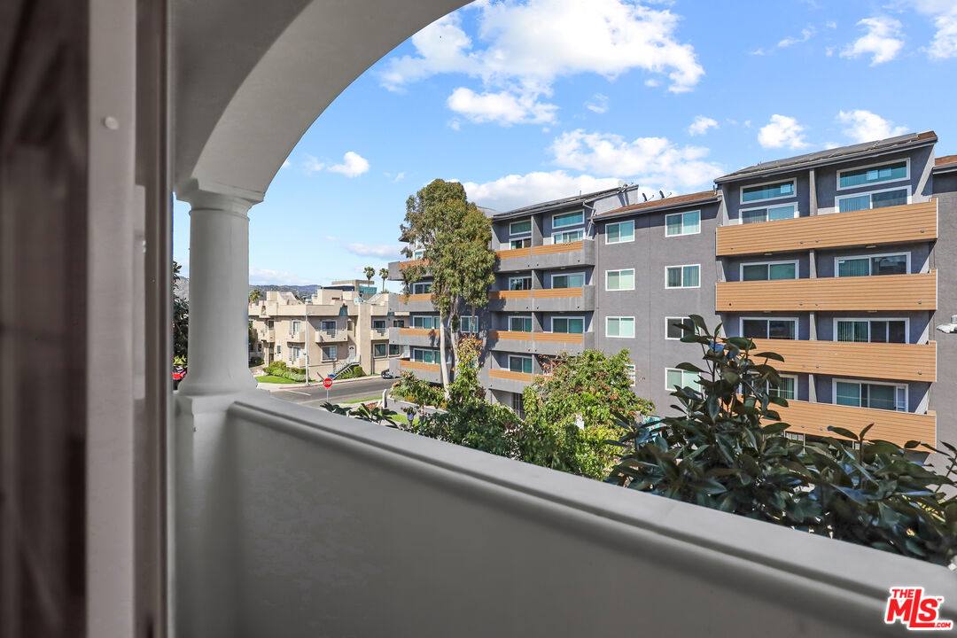Apartment for rent at 107 S Sweetzer Ave #304, Los Angeles, CA 90048