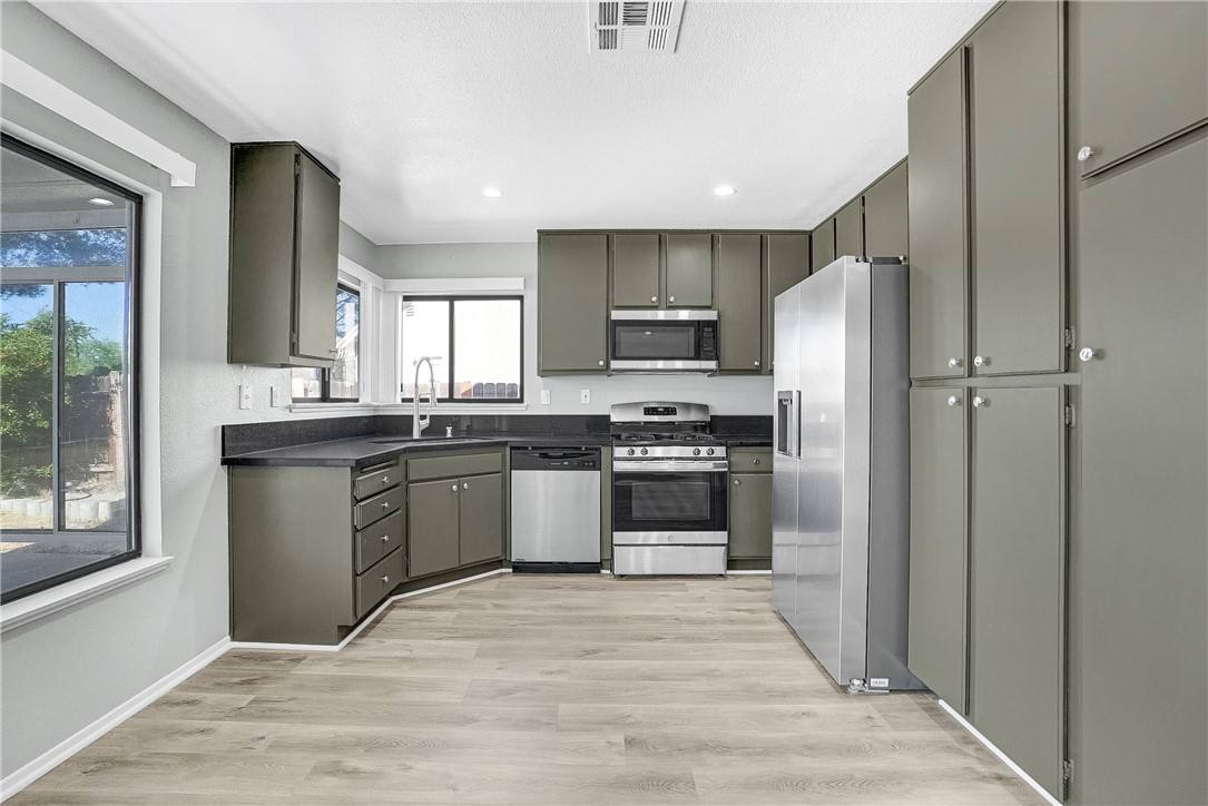 Apartment for rent at 1721 Viridan Ave, Lancaster, CA 93534
