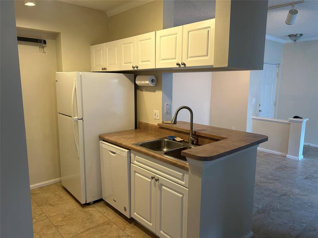 Apartment for rent at 17150 N Bay Rd #2519, North Miami Beach, FL 33160