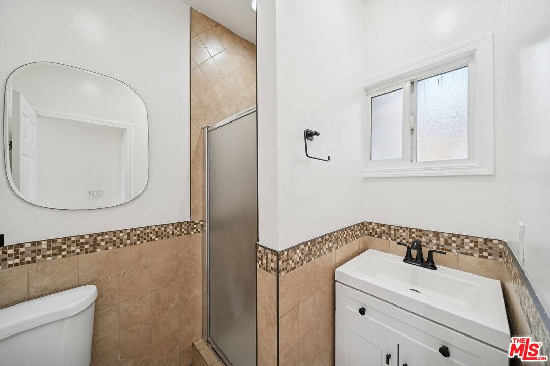 Apartment for rent at 6680 De Longpre Ave, Los Angeles, CA 90028