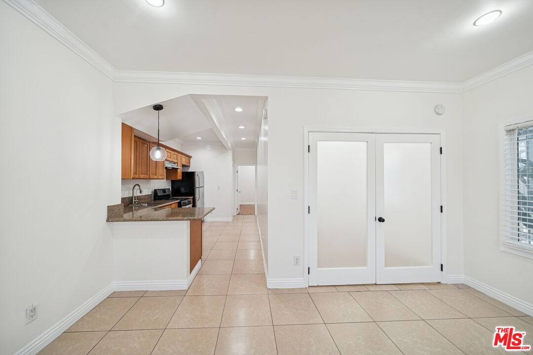 Apartment for rent at 6680 De Longpre Ave, Los Angeles, CA 90028