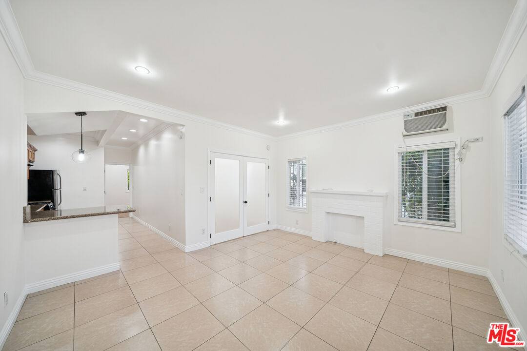 Apartment for rent at 6680 De Longpre Ave, Los Angeles, CA 90028