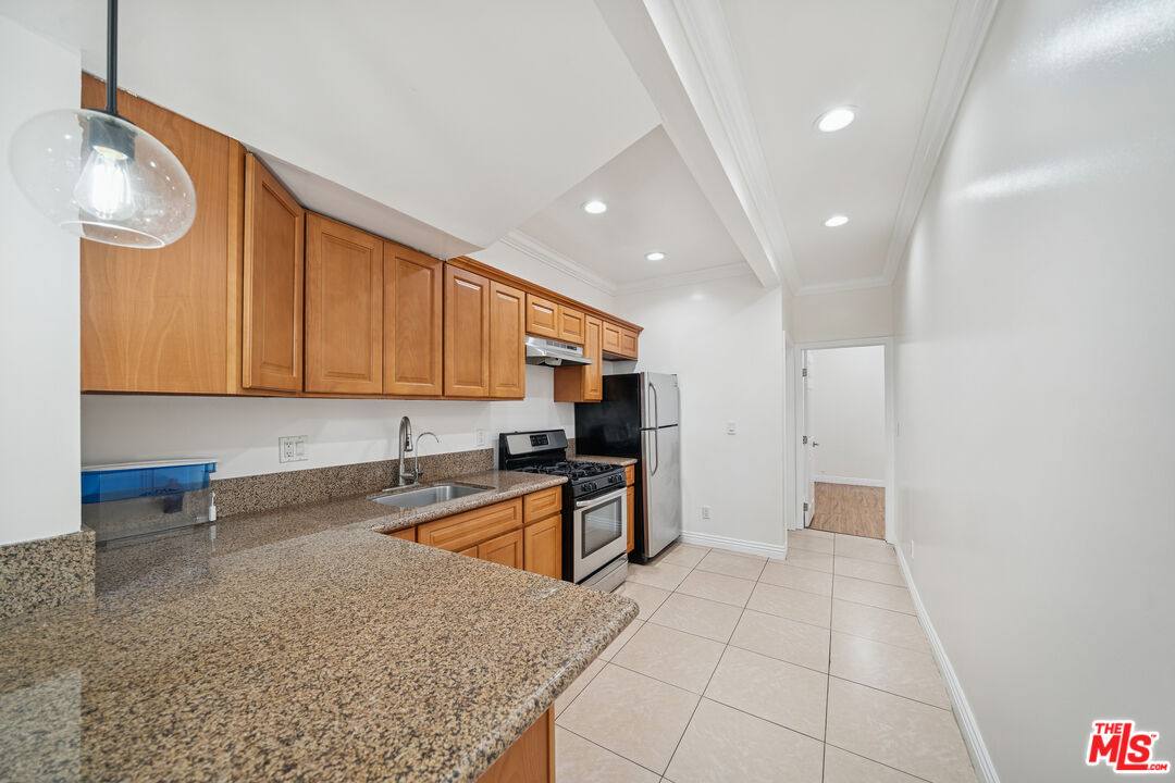 Apartment for rent at 6680 De Longpre Ave, Los Angeles, CA 90028
