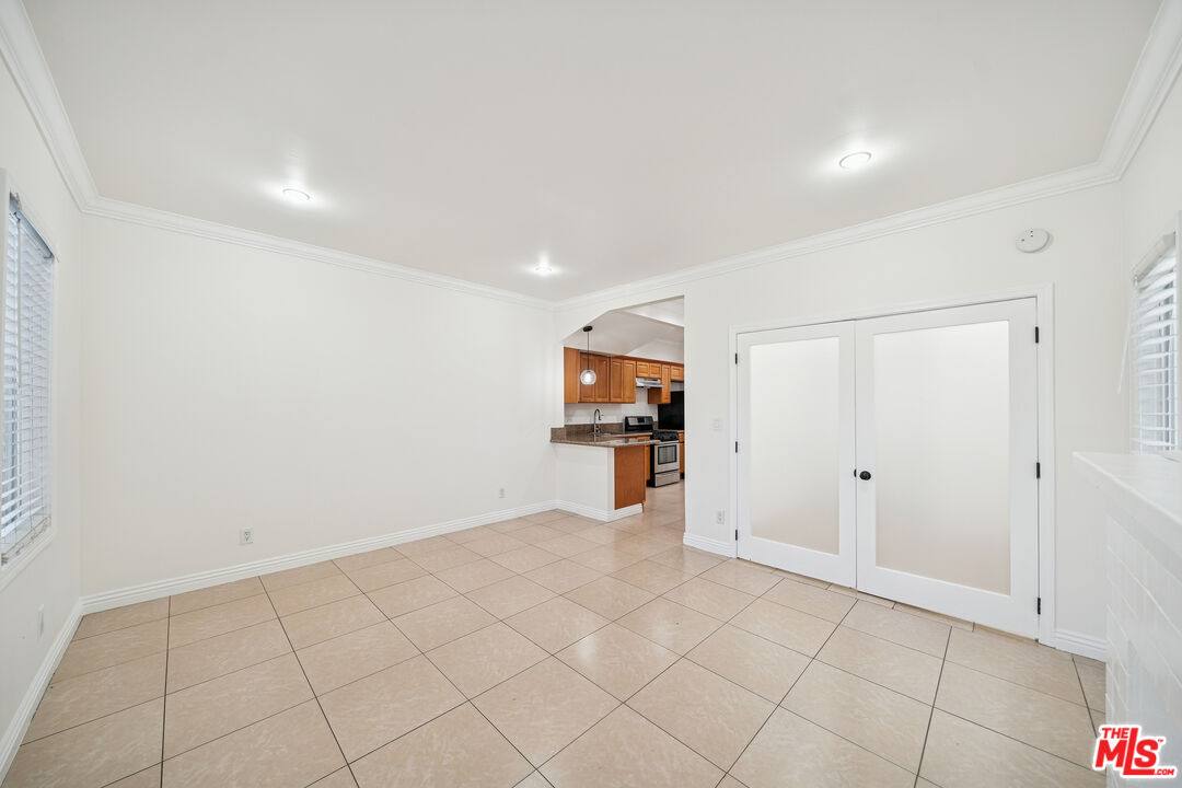 Apartment for rent at 6680 De Longpre Ave, Los Angeles, CA 90028