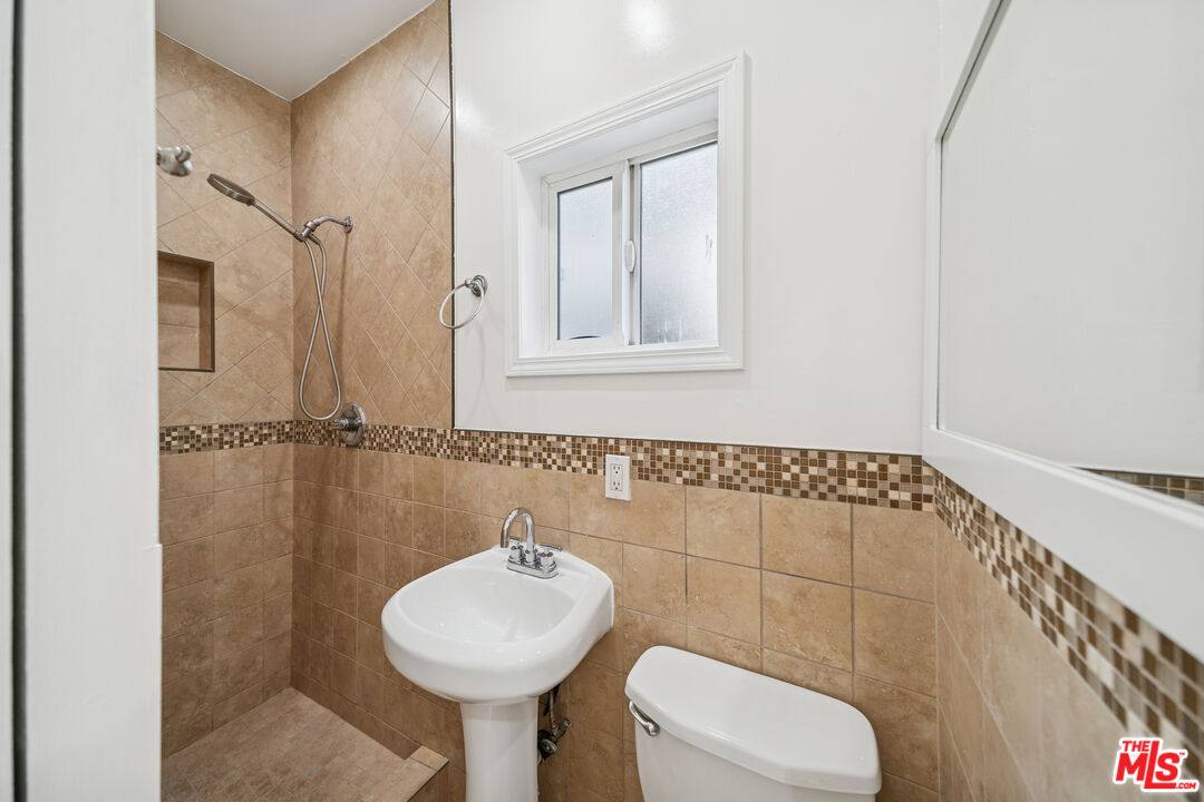 Apartment for rent at 6680 De Longpre Ave, Los Angeles, CA 90028