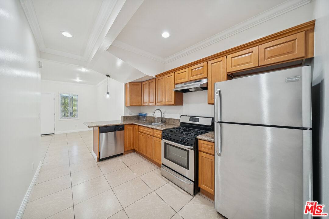 Apartment for rent at 6680 De Longpre Ave, Los Angeles, CA 90028