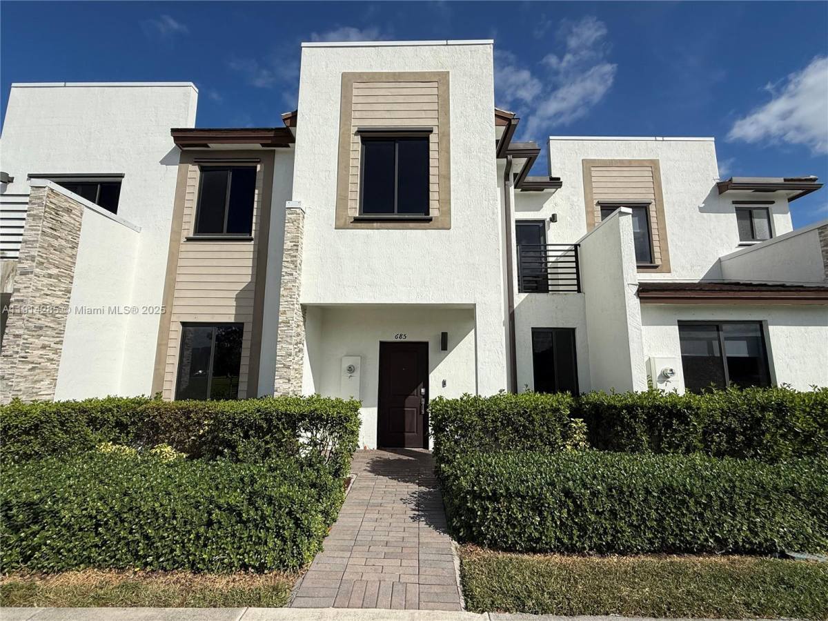 Townhouse for rent at 685 NE 208th Terrace #685, Miami, FL 33179