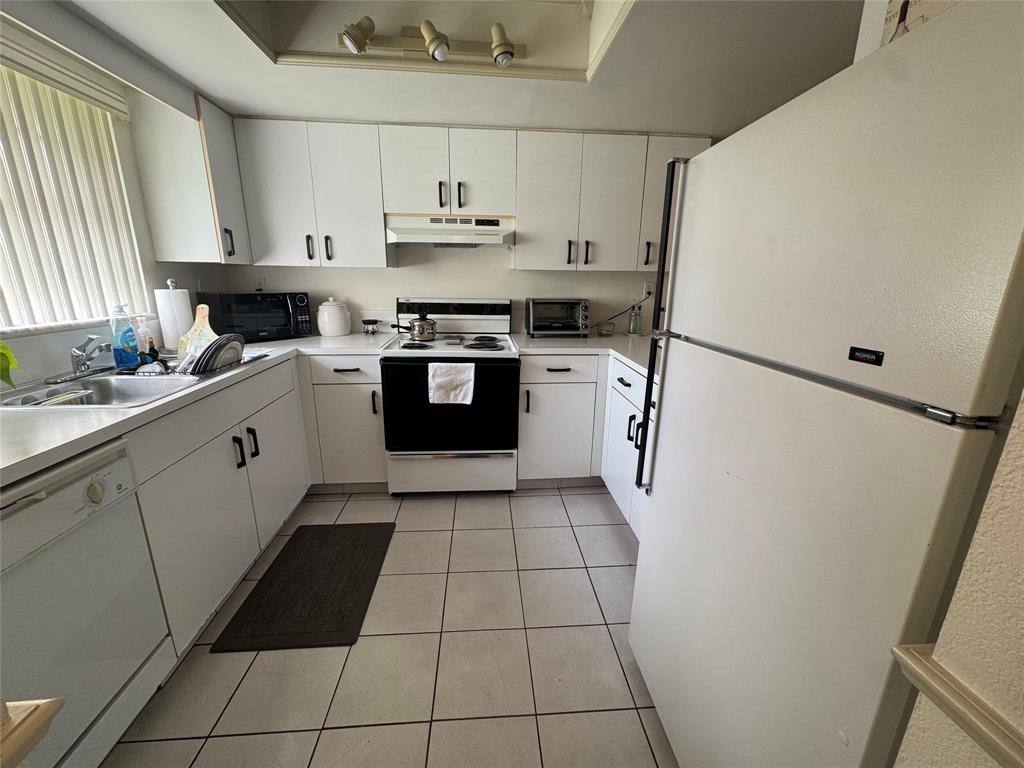 Townhouse for rent at 11183 NW 7th St #202, Miami, FL 33172