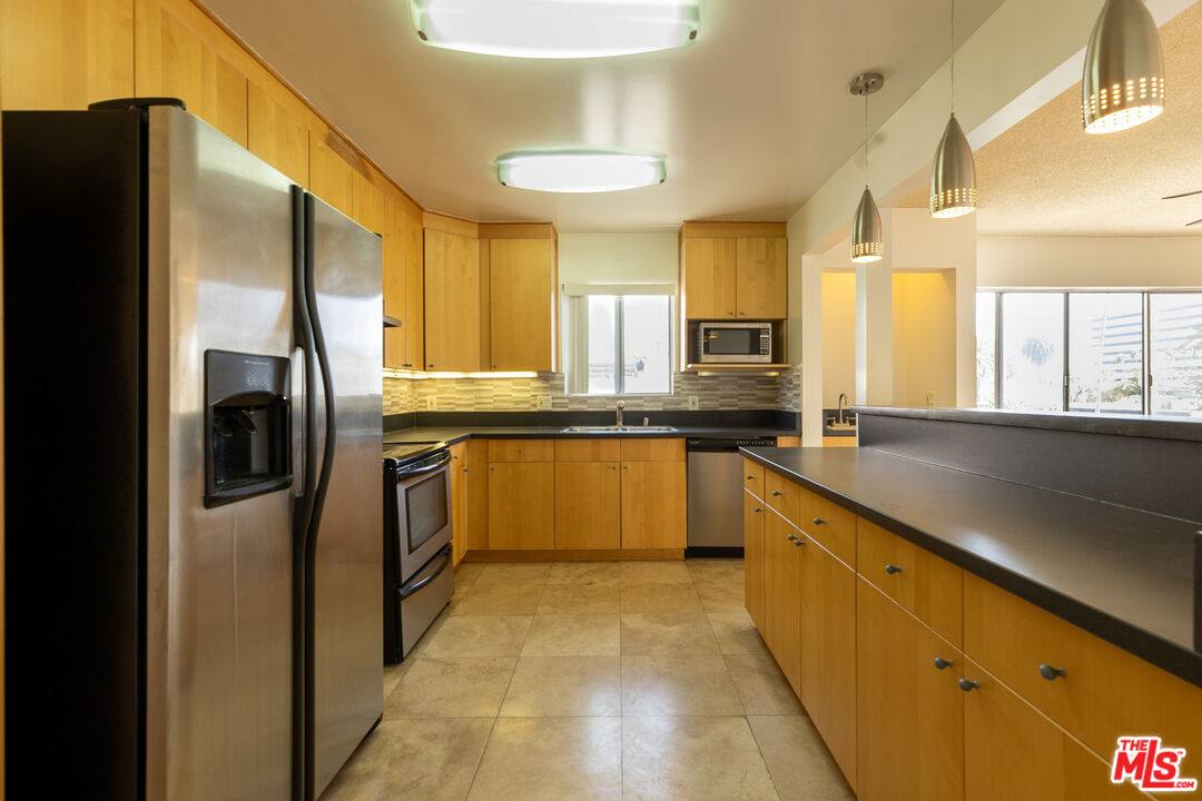 Apartment for rent at 1033 6th St #310, Santa Monica, CA 90403