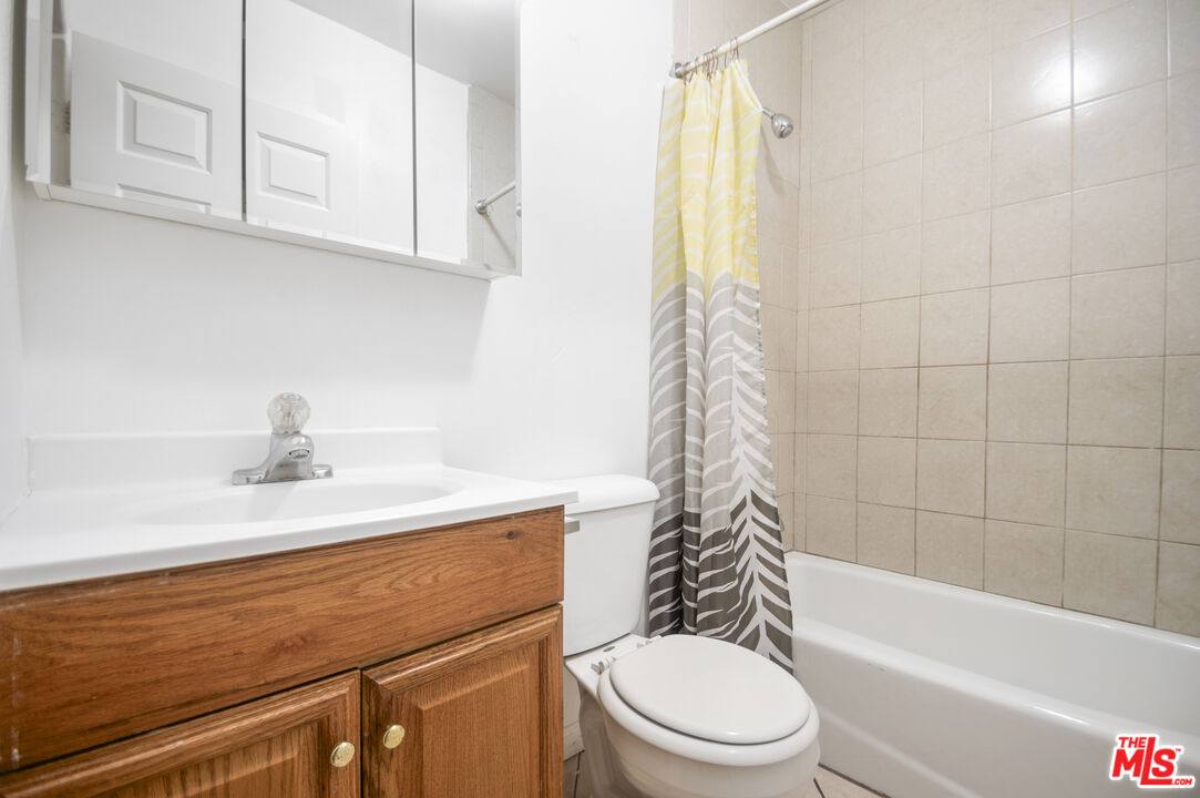 Apartment for rent at 3660 Halldale Ave, Los Angeles, CA 90018