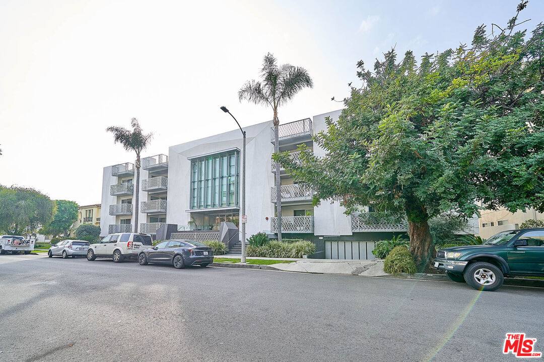 Apartment for rent at 425 S Willaman Dr #307, Los Angeles, CA 90048