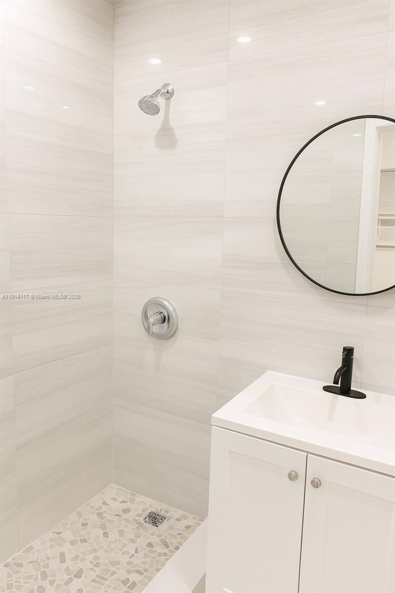 Apartment for rent at 1046 Foster Rd #1, Hallandale, FL 33009
