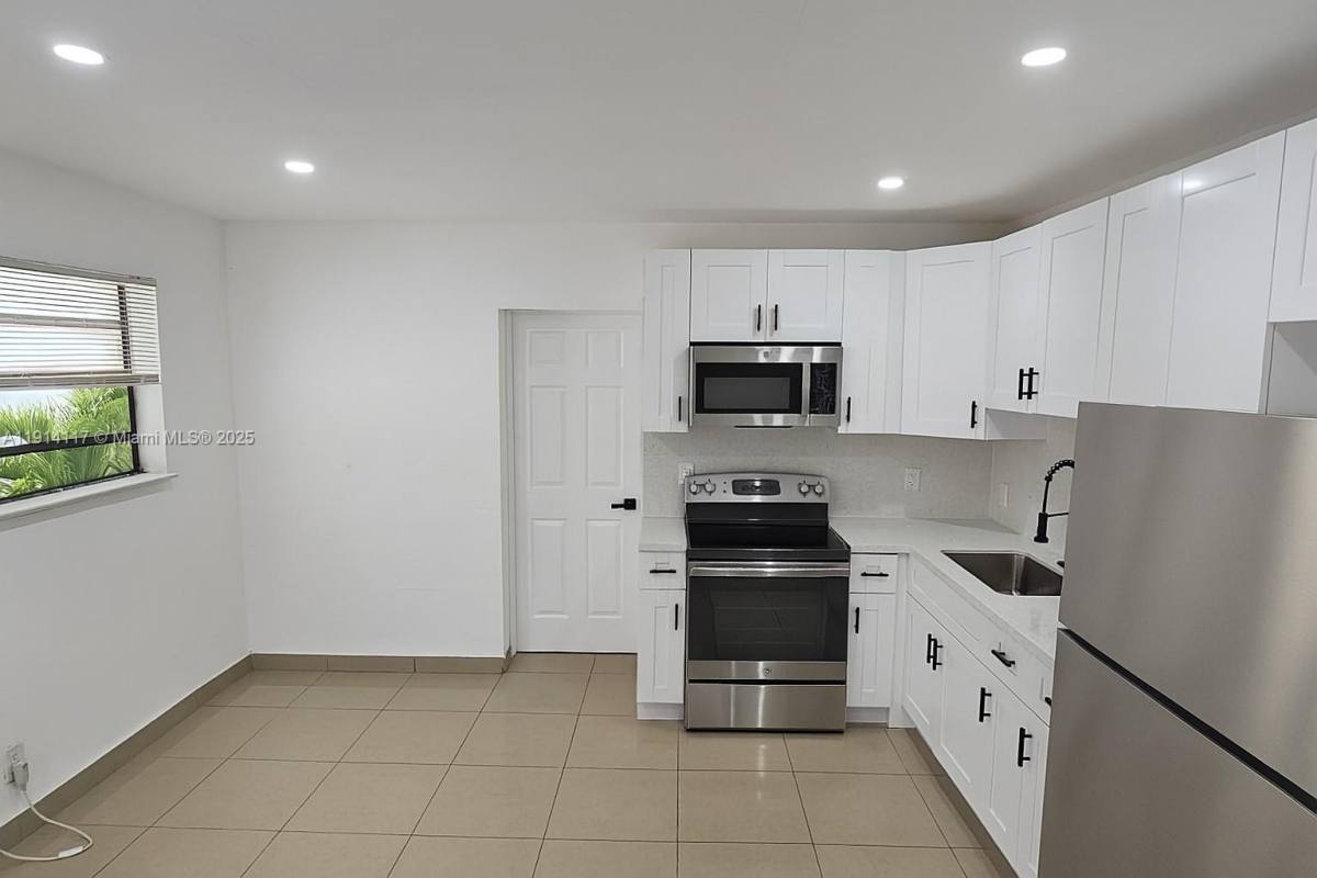 Apartment for rent at 1046 Foster Rd #1, Hallandale, FL 33009