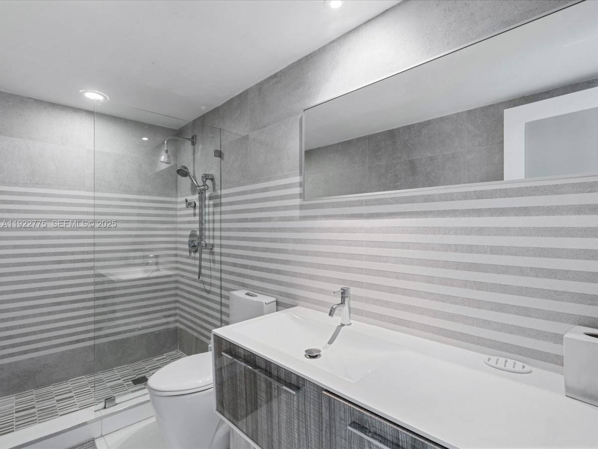 Apartment for rent at 19370 Collins Ave #627, North Miami Beach, FL 33160