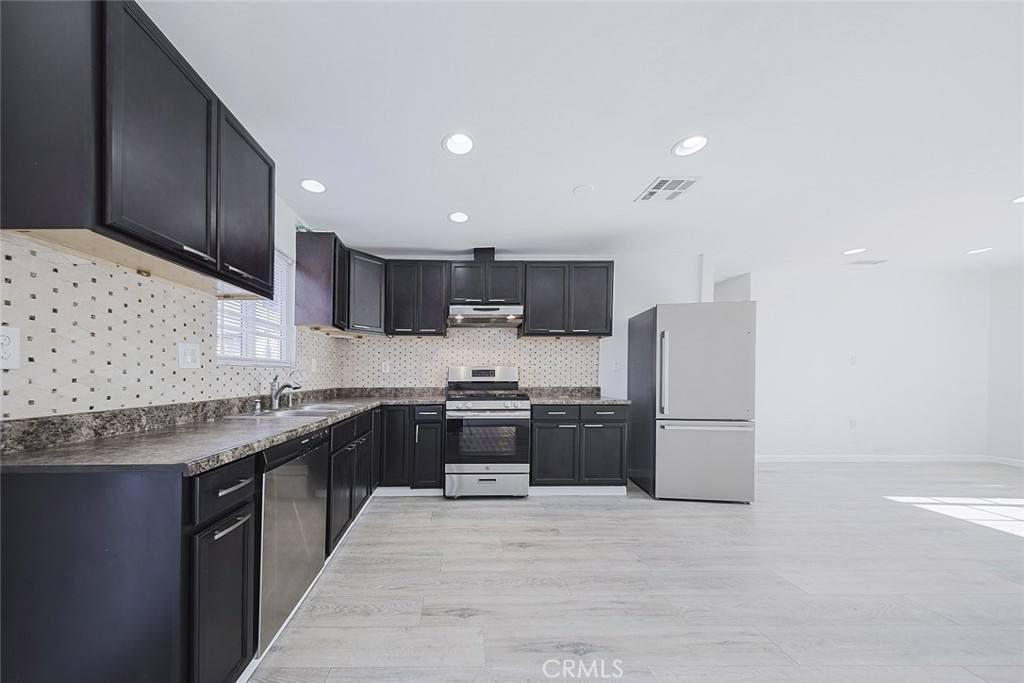 10501 Cantara St, Sun Valley, CA 91352