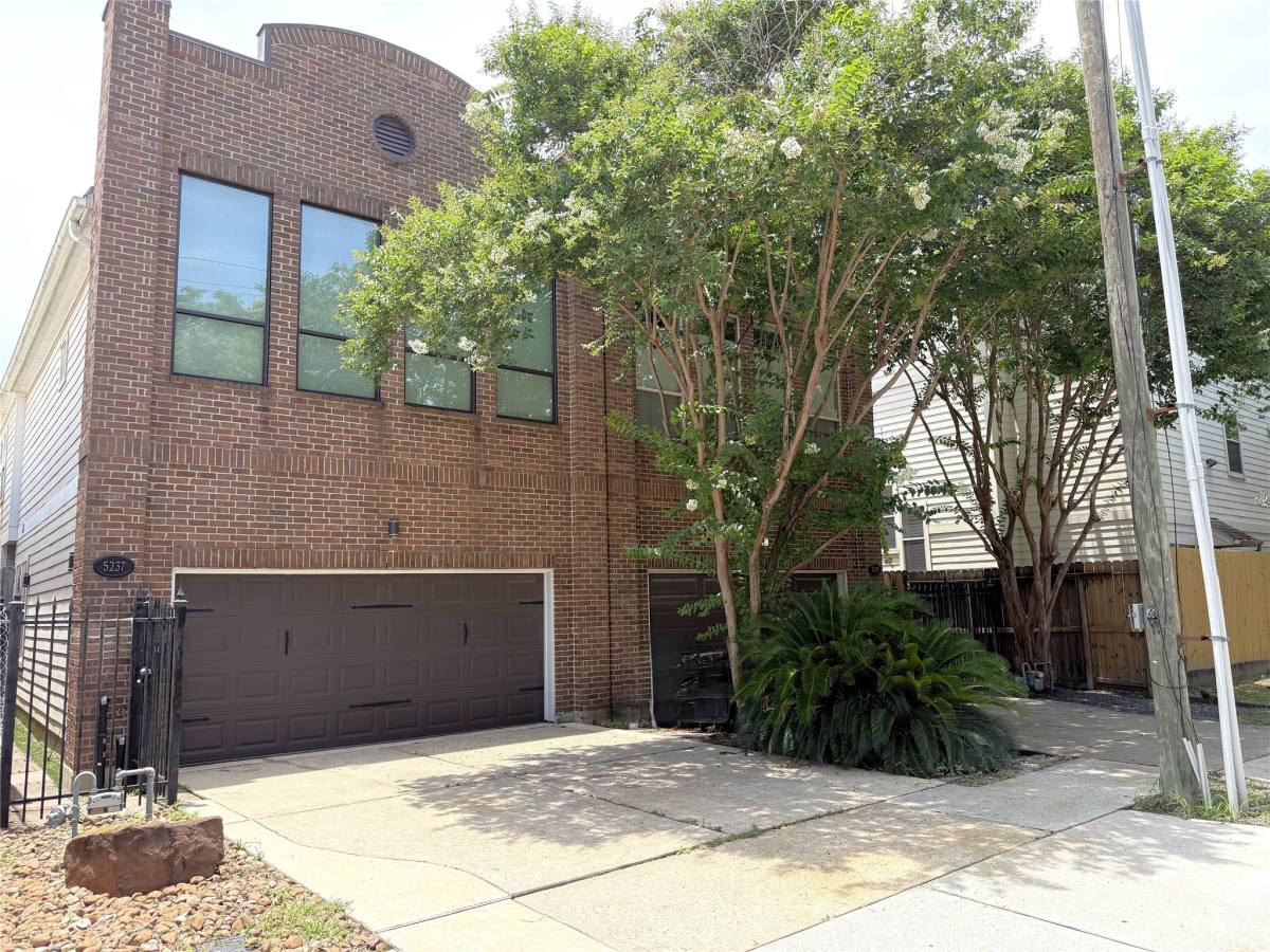 Apartment for rent at 5237 Center St, Houston, TX 77007