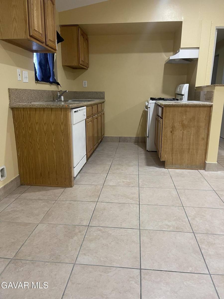 Condo for rent at 2004 Oldfield St #2004B, Lancaster, CA 93536