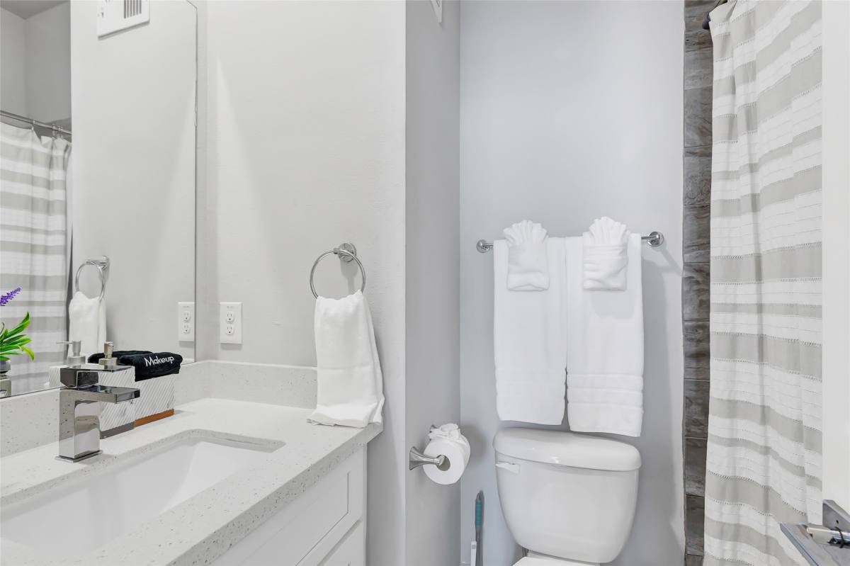 Apartment for rent at 1310 Roberts St, Houston, TX 77003