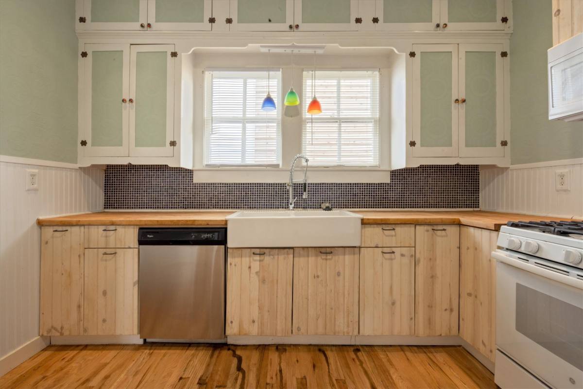 Apartment for rent at 1710 Ave O, Galveston, TX 77550