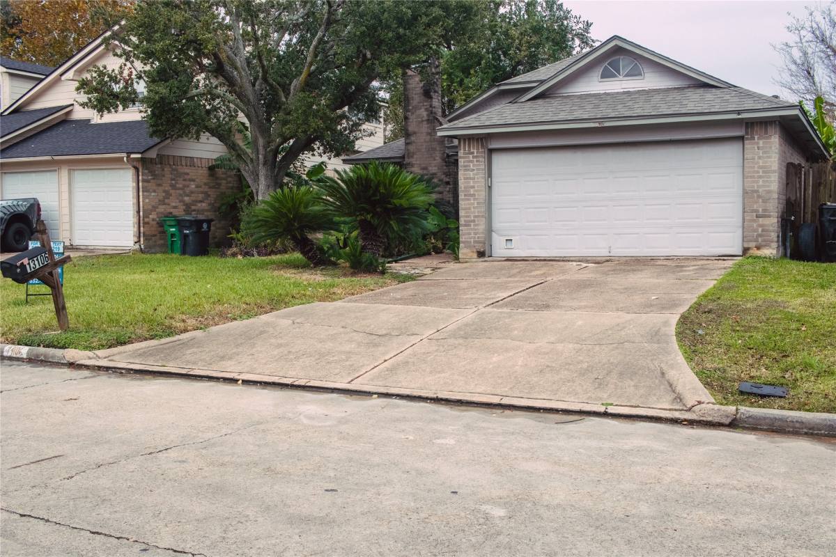 Apartment for rent at 13106 Hollowcreek Park Dr, Houston, TX 77082