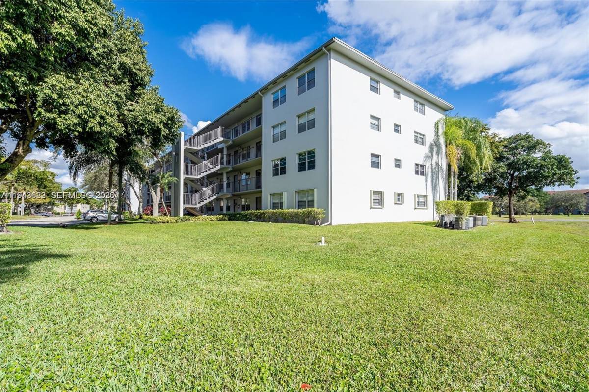 Apartment for rent at 251 SW 132nd Way #251117H, Hollywood, FL 33027