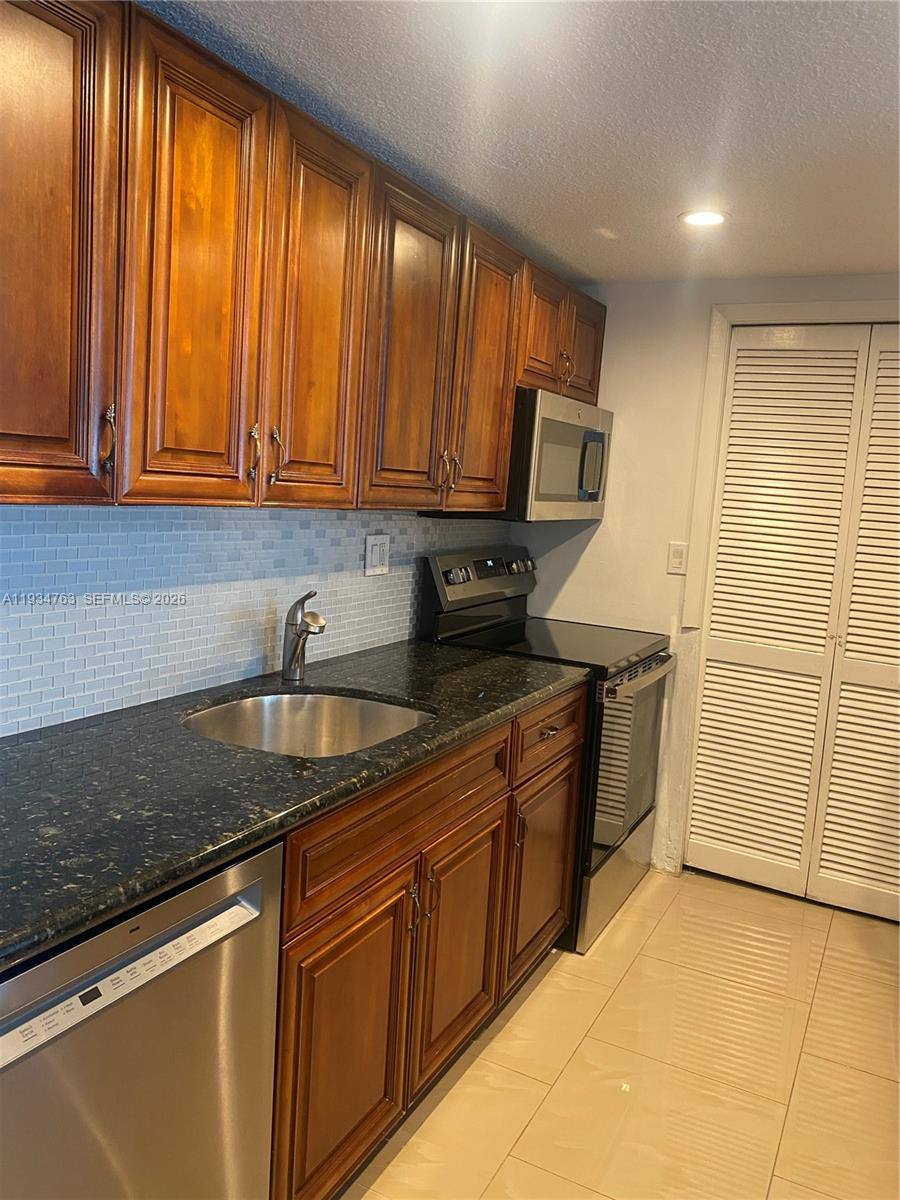 Condo for rent at 120 Lakeview Dr #314, Fort Lauderdale, FL 33326
