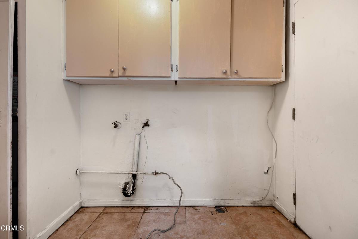 Apartment for rent at 3412 Barham Blvd, Los Angeles, CA 90068