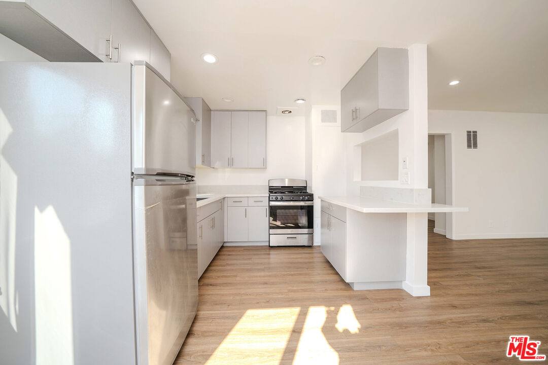Apartment for rent at 332 S Wilton Place #332-1, Los Angeles, CA 90020