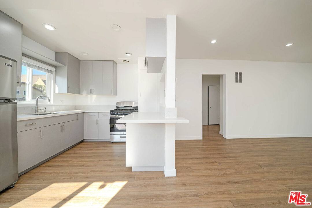 Apartment for rent at 332 S Wilton Place #332-1, Los Angeles, CA 90020