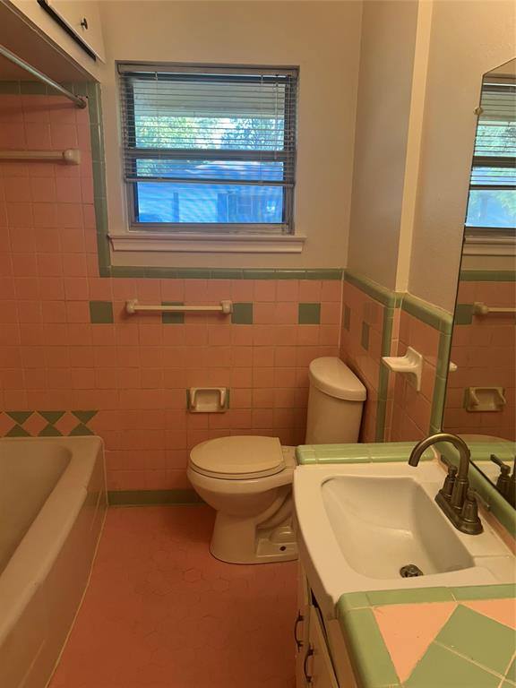 Apartment for rent at 8051 Fall River Dr, Dallas, TX 75228