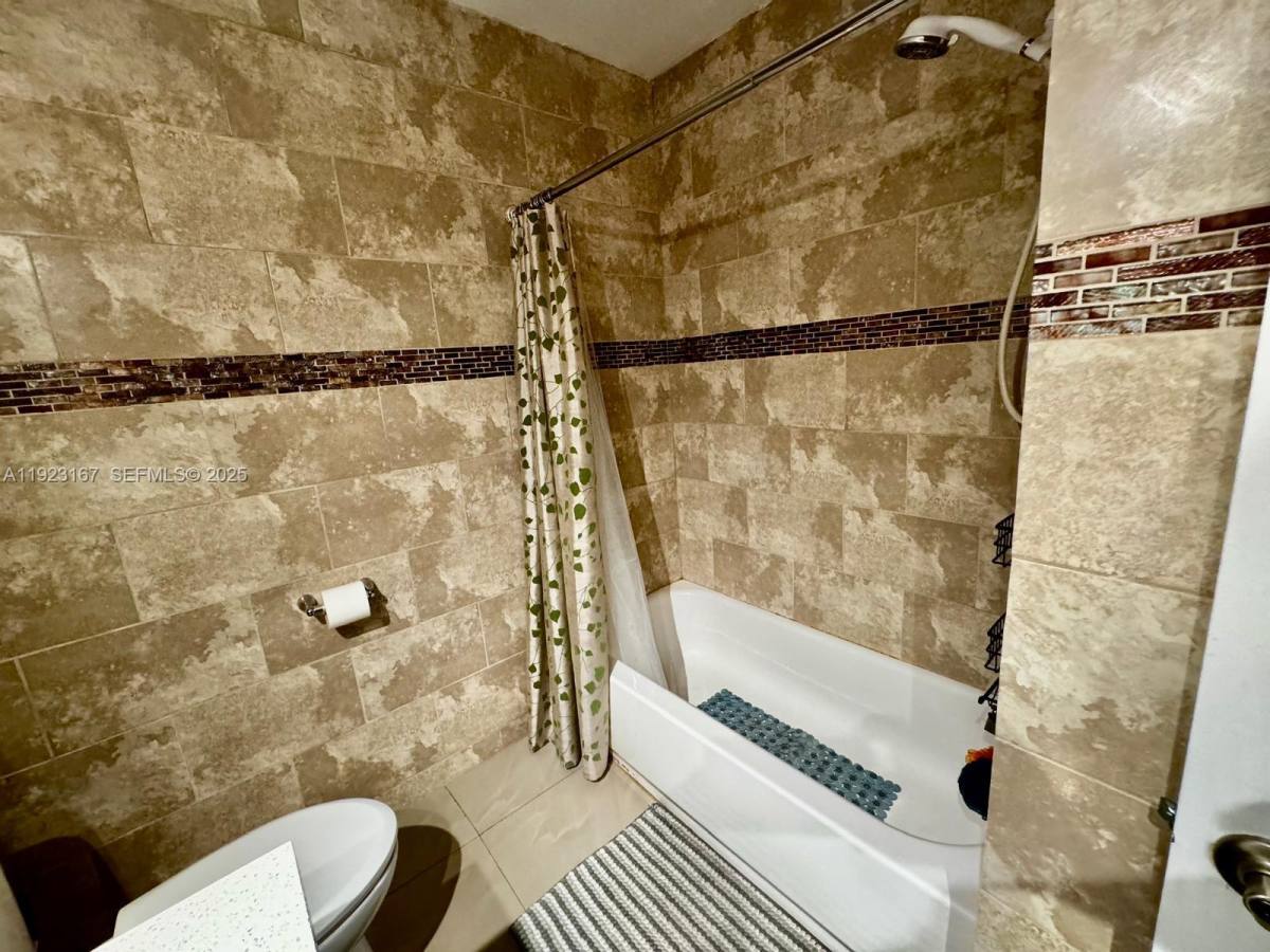 Apartment for rent at 5300 Washington St #5300H236, Hollywood, FL 33021